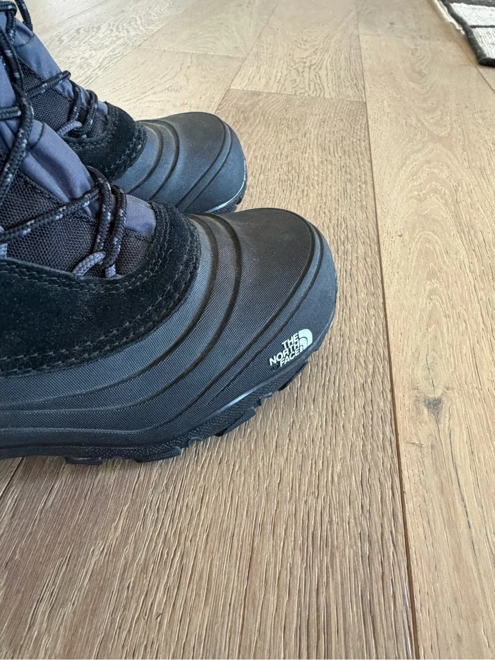 The North Face Kids Alpenglow V Waterproof Boots in Black Size 6